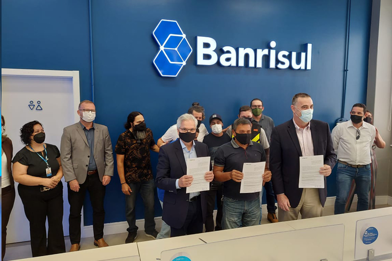 Banrisul oferece microcrédito com condições especiais a entregadores associados ao Sindimoto-RS